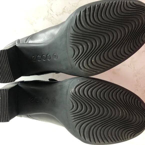 Shoes - Picture 2 of 4